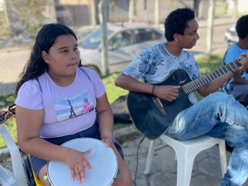 Violão e pandeiro ao ar livre