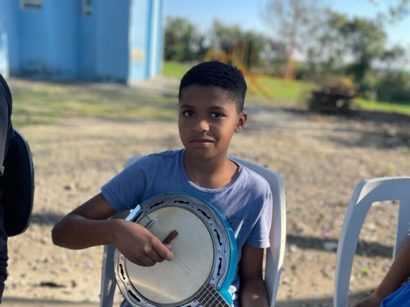 Menino tocando pandeiro